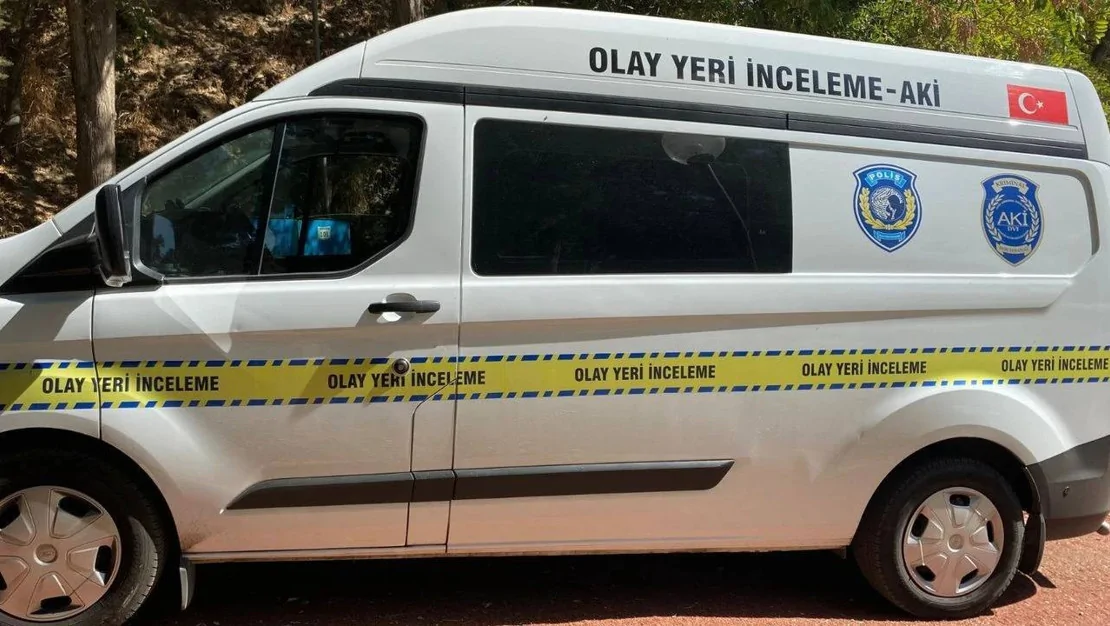 van-da-bicakli-saldiri-iki-ogretmen-yaralandi