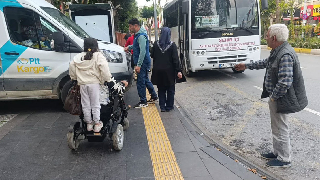 minibusler-engelli-gecisini-kapatinca-tepki-cekti