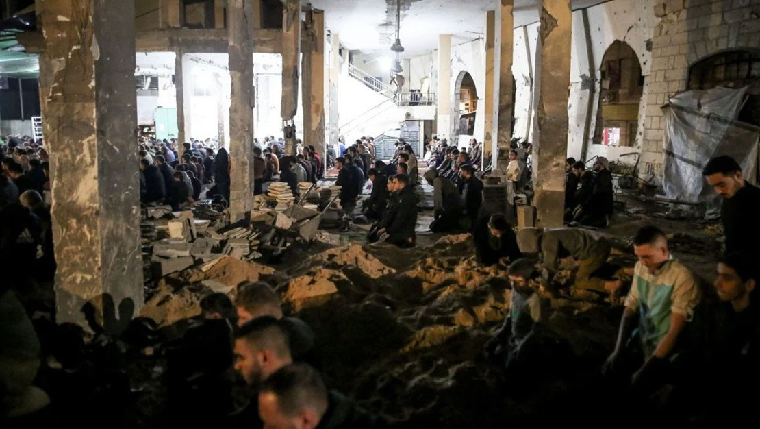 gazze-de-ilk-teravih-namazi-enkaz-uzerinde-kilindi