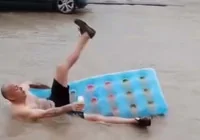 fethiye-de-saganak-yagmurda-turist-eglencesi