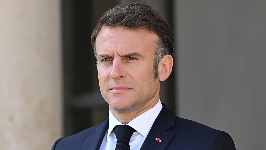macron-un-heykeli-calindi-40-bin-euro