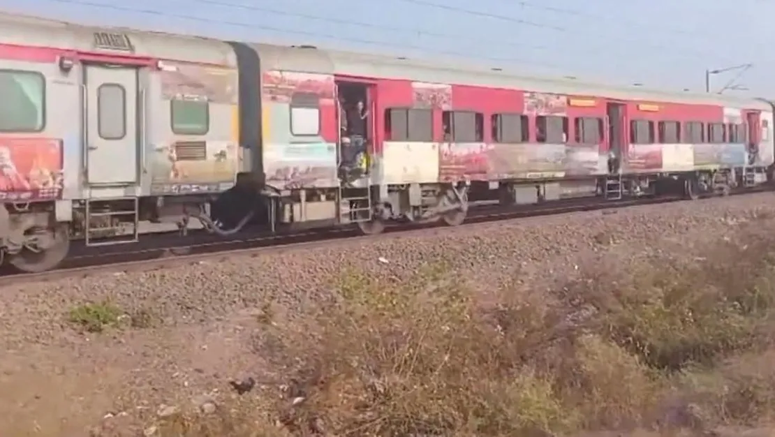 hindistan-da-tren-kazasi-12-olu