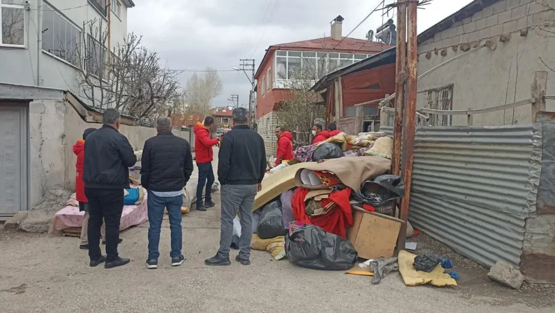 van-da-yasli-ciftin-evinin-copleri-cikti