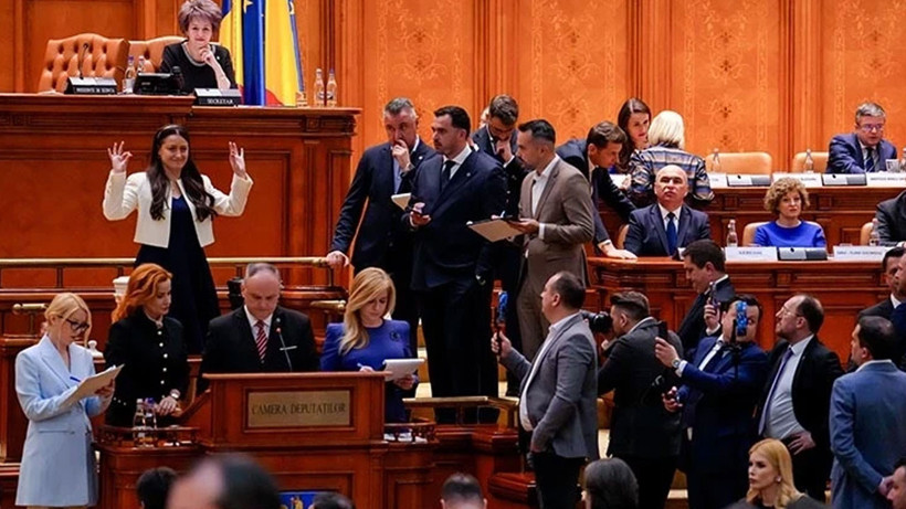 romanya-da-basbakan-bolojan-hukumeti-dusuruldu
