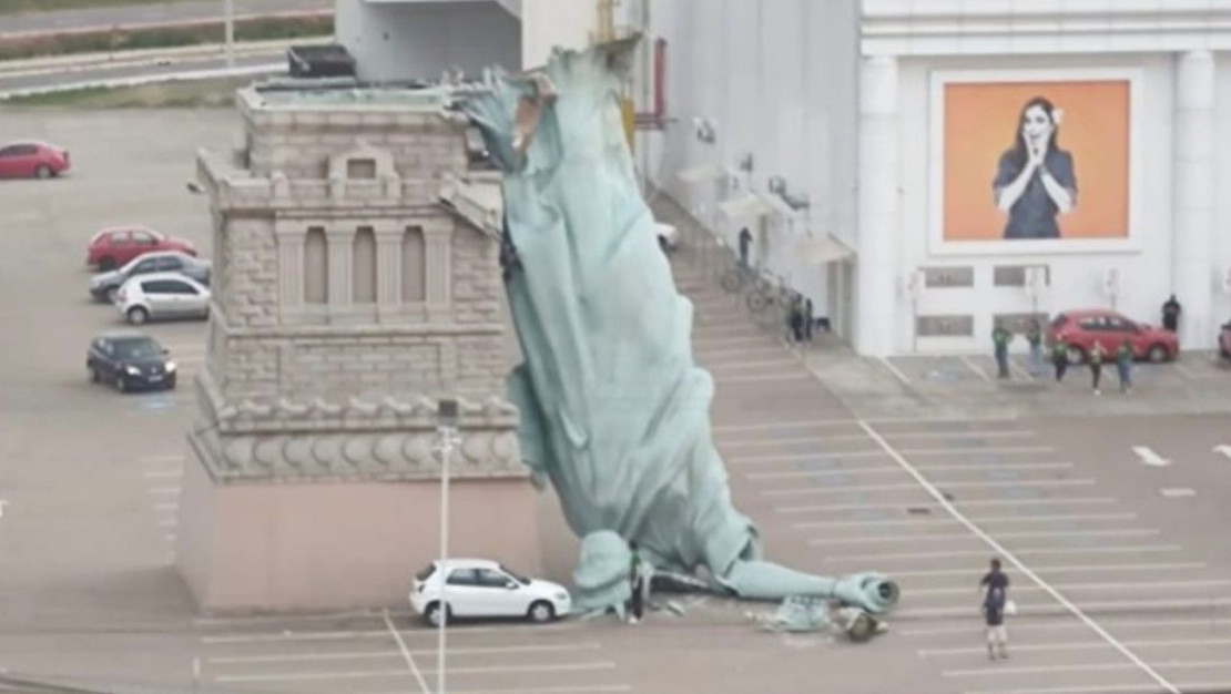 brezilya-da-ruzgarin-gucuyle-heykel-devrildi