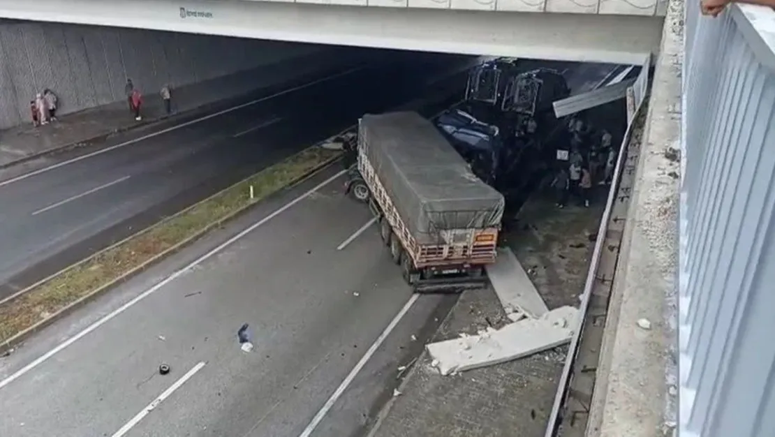 tosya-da-otomobil-tir-a-carpti-3-olu