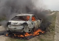 iki-arac-seyir-halindeyken-alev-aldi