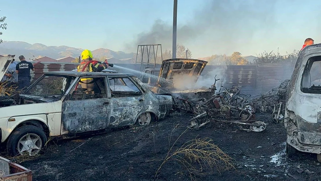 yediemin-deposunda-yangin-araclar-yandi