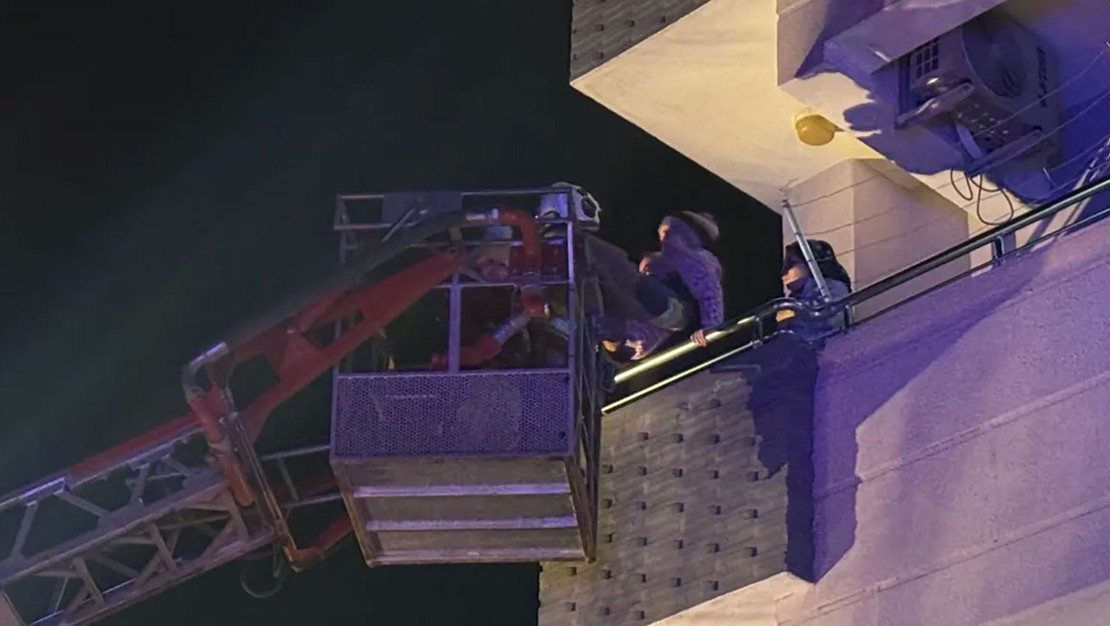 antakya-da-yangin-faciasinda-30-kisi-kurtarildi