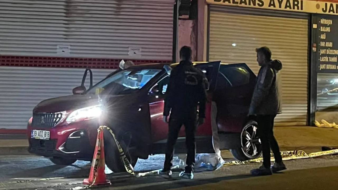 buyukcekmece-de-otomobil-icinde-silahli-saldiri