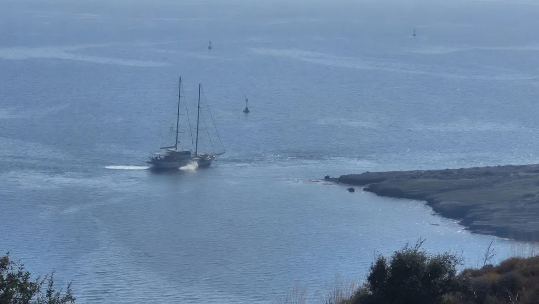 mugla-daki-yelkenli-tekne-karaya-oturdu