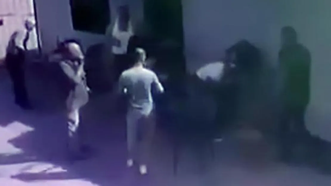 dolmus-duraginda-kavga-1-olu-3-yarali-adana-da-dolmus-duraginda-yasanan-kavgada-1-kisi-oldu-3-kisi-yaralandi-tartaisma-ucretsiz-sefer-sirasi-konusunda-basladi-ve-silahli-saldiriya-donustu