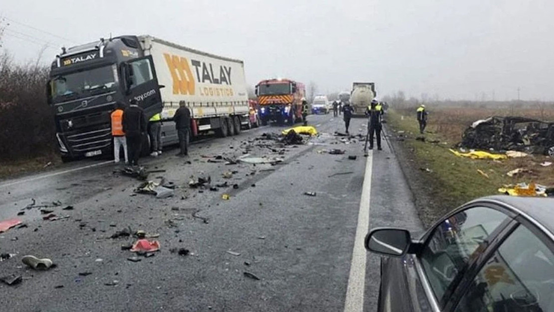 paok-taraftarlarini-tasiyan-aracta-felaket-yasandi