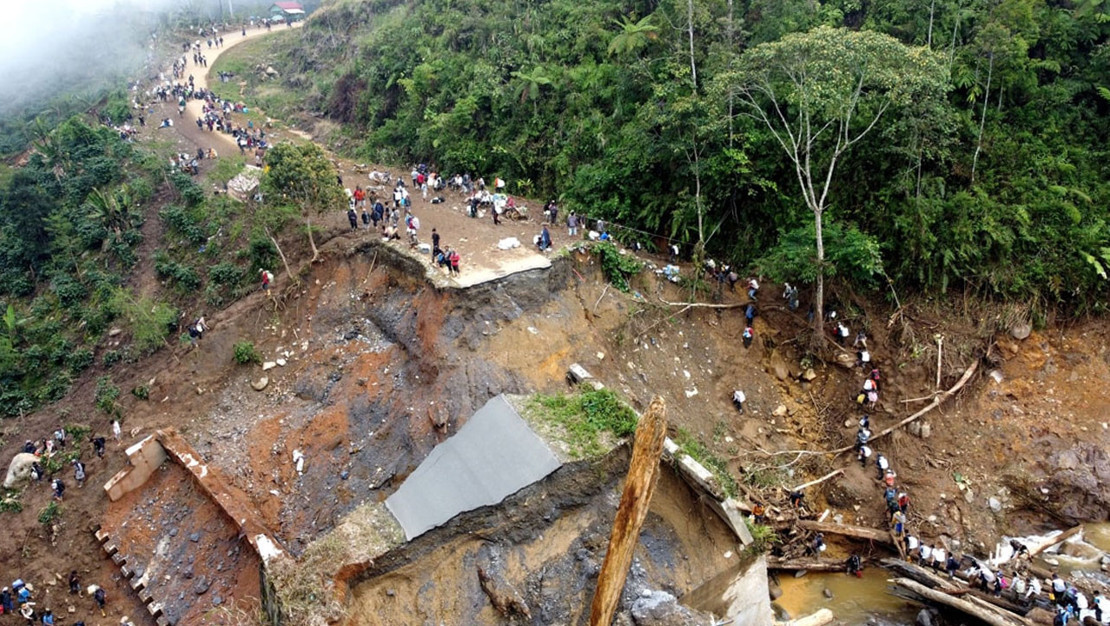 endonezya-da-sel-ve-toprak-kaymalari-felaketi-yasaniyor