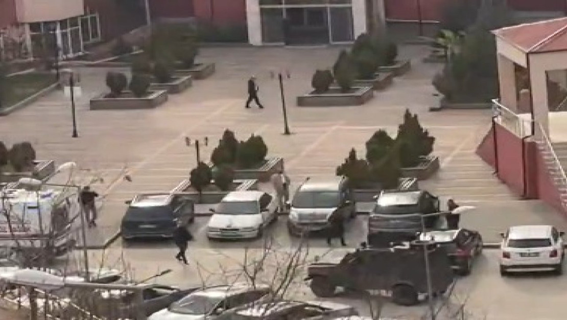 gumushane-universitesi-nde-memur-silahla-rehin-alindi