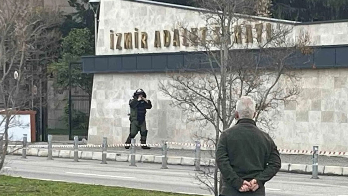 izmir-adliyesi-onunde-supheli-paket-panigi-yasandi