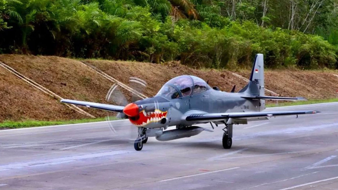 endonezya-otoyollarini-savas-ucaklarina-aciyor