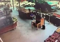 otomobil-kaldirimda-market-calisanina-carpti