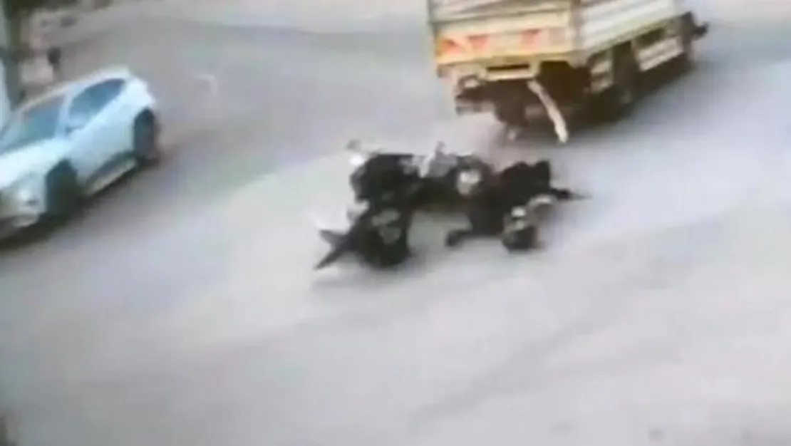 Mersin’de Motosiklet Kazası Kamerada Görüldü mersin-de-motosiklet-kazasi-kamerada-goruldu