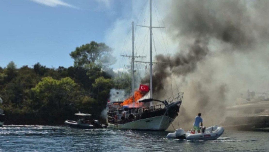 gocek-mahallesi-aciklarinda-gulette-yangin-cikti