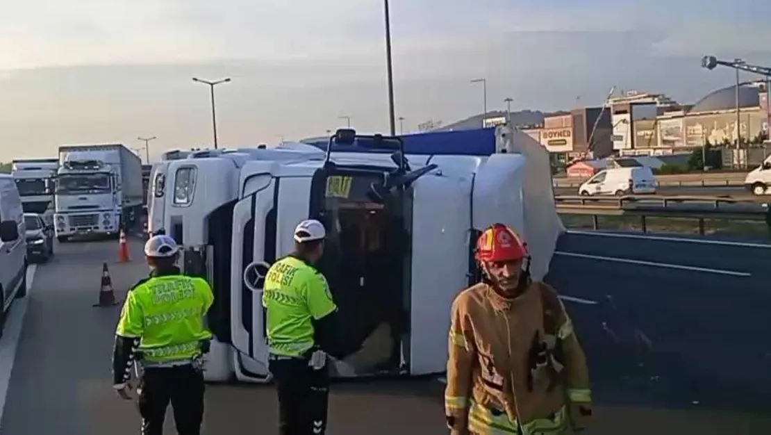 istanbullular-dikkat-tir-devrildi-trafik-sikisik