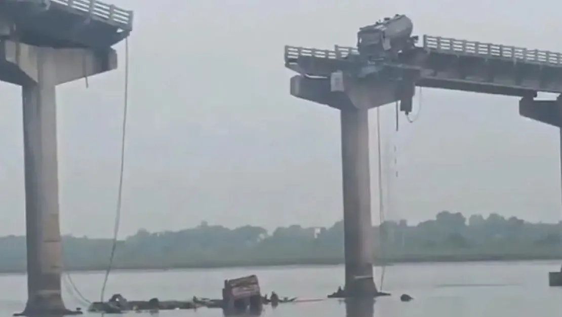 hindistan-da-kopru-coktu-9-olu