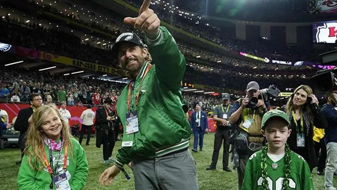 zaferi-kiziyla-kutlayan-unlu-oyuncu