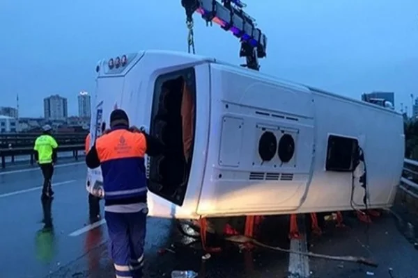 TEM’de midibüs devrildi: 16 yaralı TEM'de midibüs devrildi: 16 yaralı