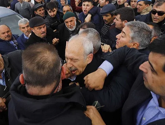Şehit cenazesinde Kılıçdaroğlu’na yumruk attılar! Şehit cenazesinde Kılıçdaroğlu'na yumruk attılar!