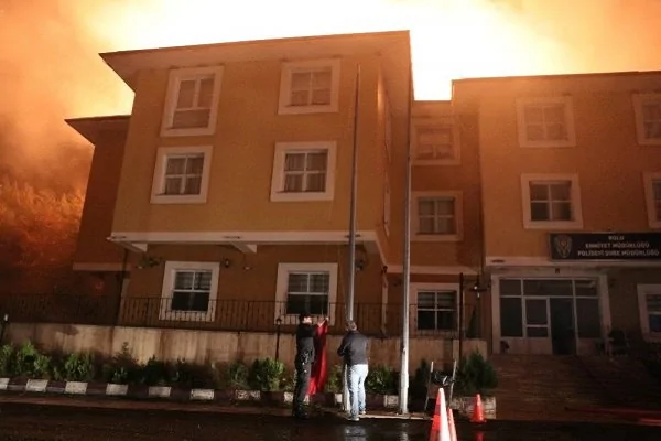 Polisevinde yangın! Bayrağı bırakmadılar Polisevinde yangın! Bayrağı bırakmadılar