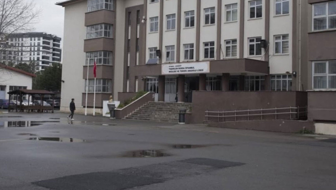 cekmekoy-de-lise-ogrencisi-iki-ogretmeni-bicakladi