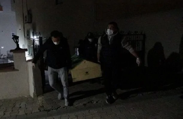 Anne ve babasını öldürüp intihar etti! Anne ve babasını öldürüp intihar etti!
