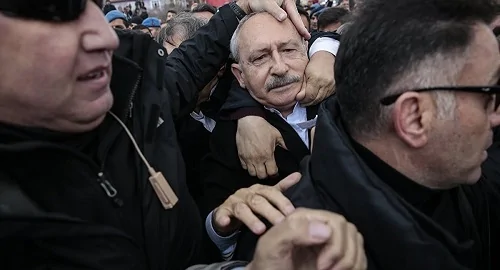 Şehit cenazesinde Kılıçdaroğlu’na yumruk attılar!