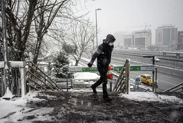 İstanbul’da beklenen kar geldi İstanbul'da beklenen kar geldi