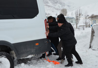 yogun-kar-yagisiyla-mahsur-kalanlara-kaymakam-yardim-etti