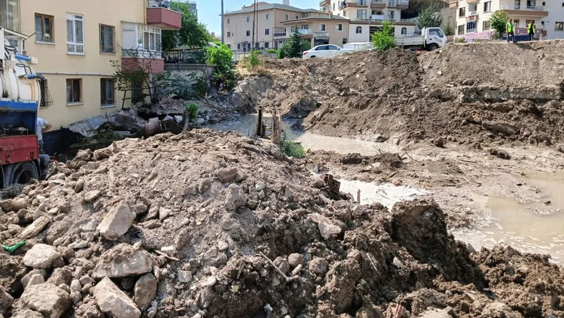 mamak-ta-is-makinesi-su-borusunu-patlatti