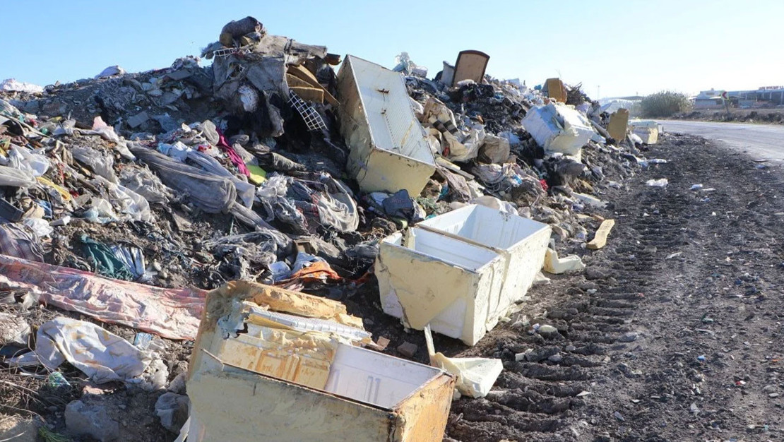 adana-da-cop-yiginlari-mahalleliyi-bezdiriyor