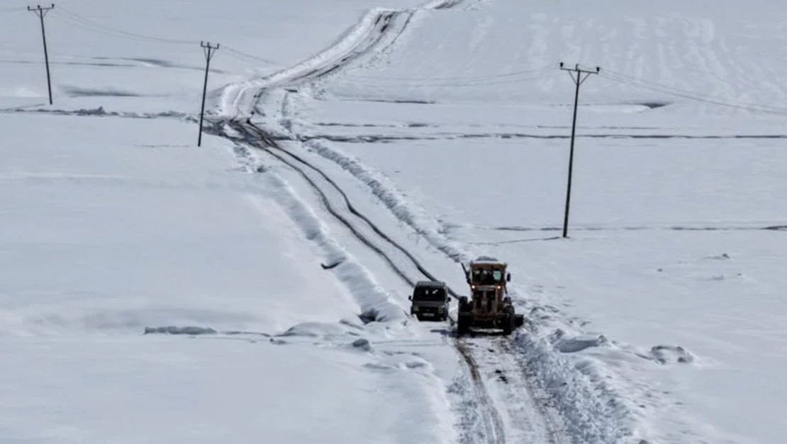 van-da-kapanan-yollar-yeniden-ulasima-acildi