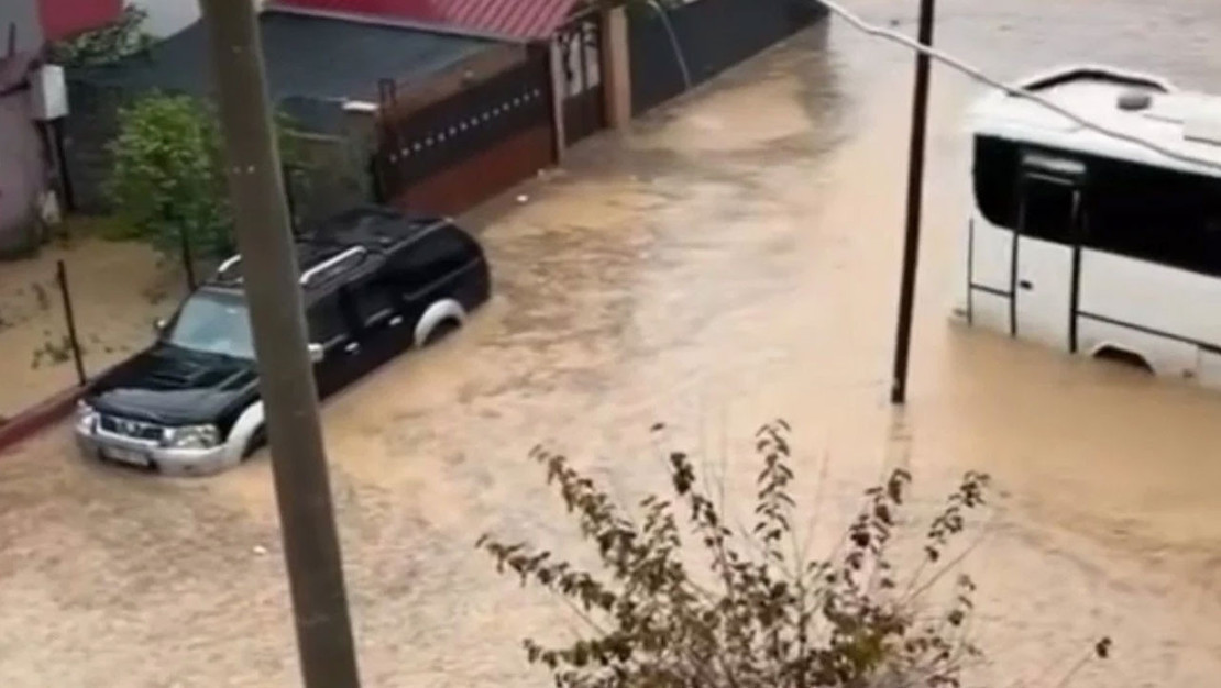 adana-da-saganak-yagis-cadde-ve-sokaklar-su-altinda