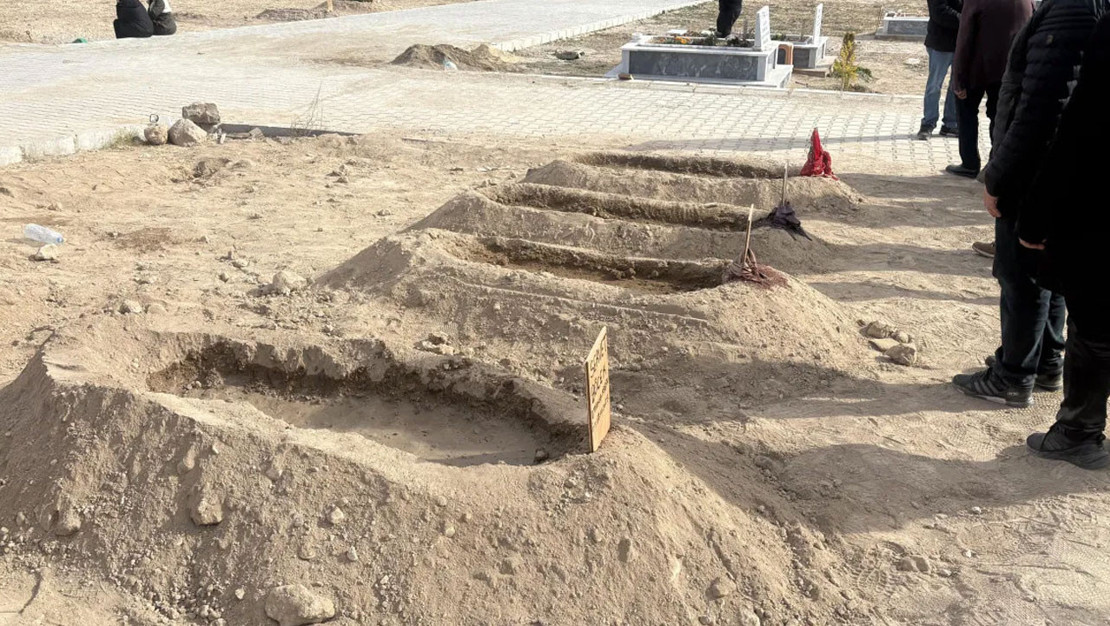 bocek-ailesi-cenazesi-gozy-yaslari-icinde-topraga-verildi