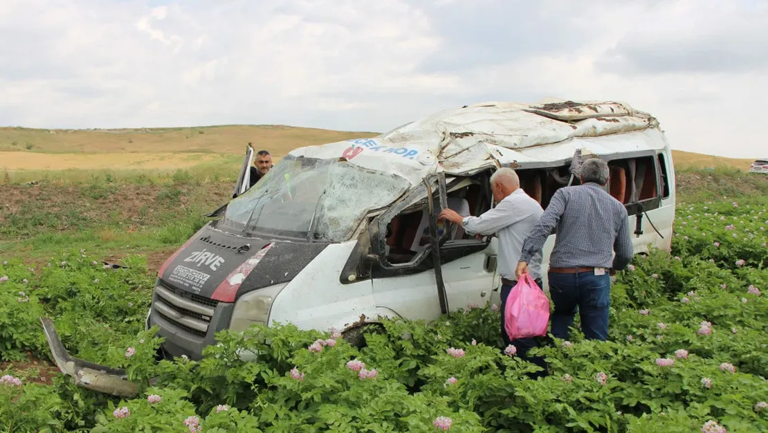 amasya-da-minibus-tarlaya-uctu