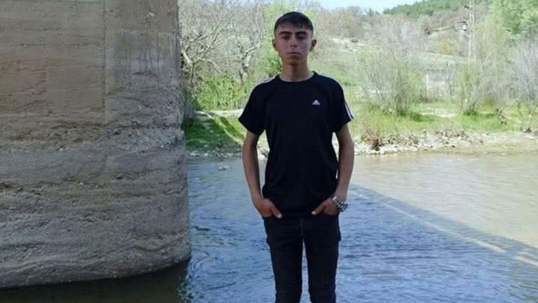 kula-da-devrilen-traktordeki-genc-hayatini-kaybetti