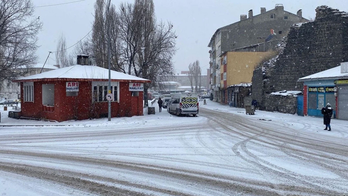 kars-ta-kar-yagisi-nedeniyle-130-koy-yolu-kapandi