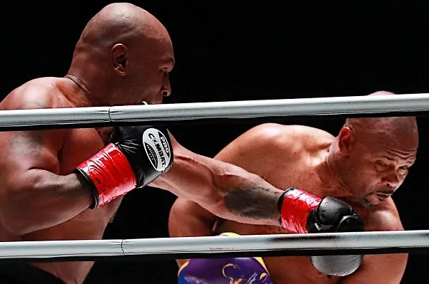 Mike Tyson 15 yıl sonra ringde Mike Tyson 15 yıl sonra ringde
