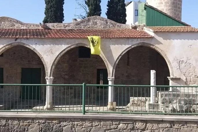 Camiye Bizans bayrağı astılar Camiye Bizans bayrağı astılar