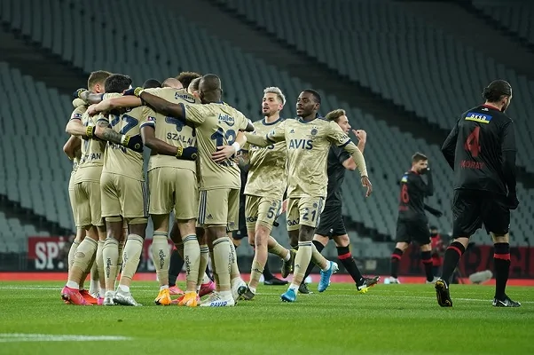 Fenerbahçe maç fazlasıyla lider Fenerbahçe maç fazlasıyla lider