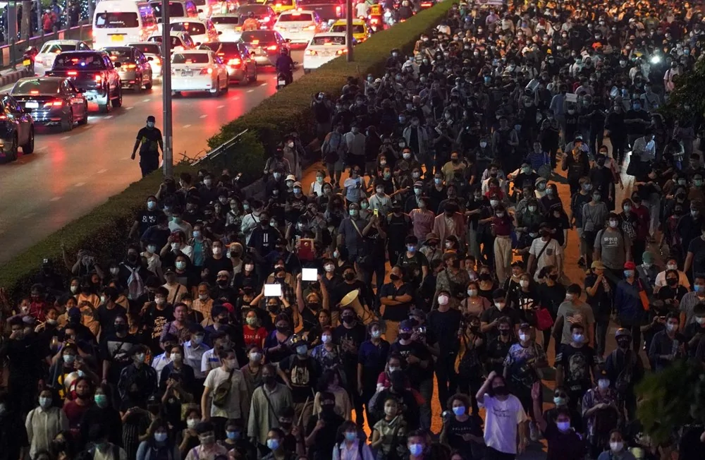 Protestolar şiddetleniyor: 20 yaralı