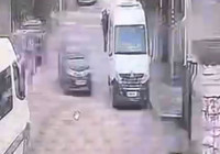 otomobil-yokusta-hareket-ederek-duvara-carpti