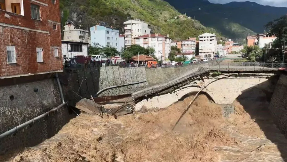 artvin-de-tarihi-kopru-yikildi