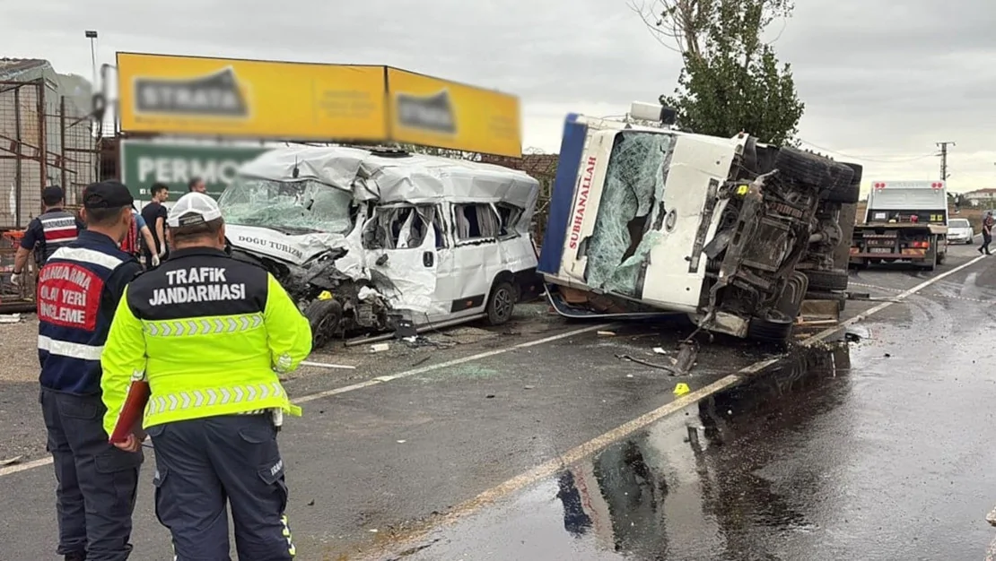 velimese-mahallesi-nde-kaza-3-olu-9-yarali